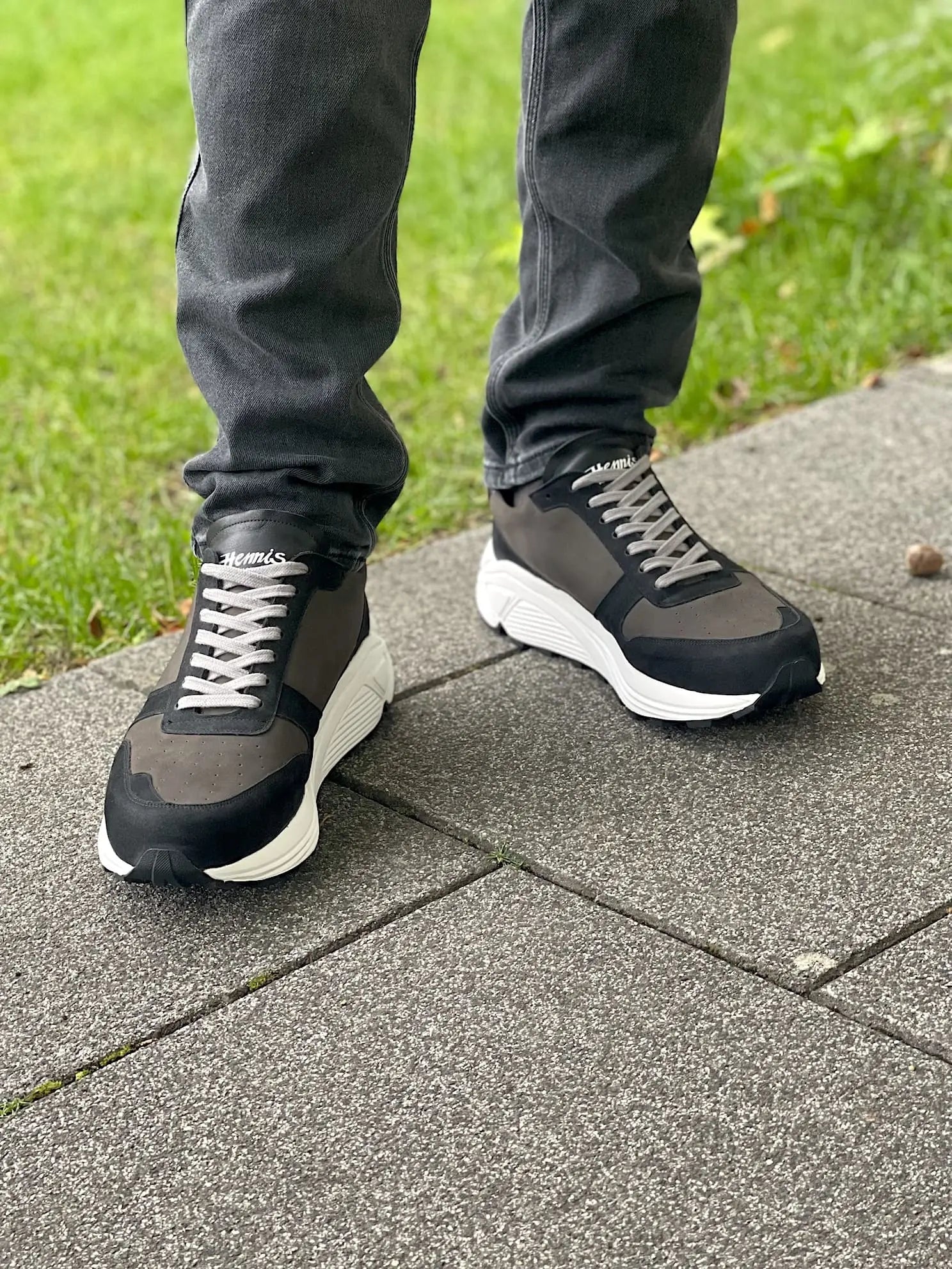 Sneaker in Deutschland hergestellt in der Farbe Grau und Schwarz